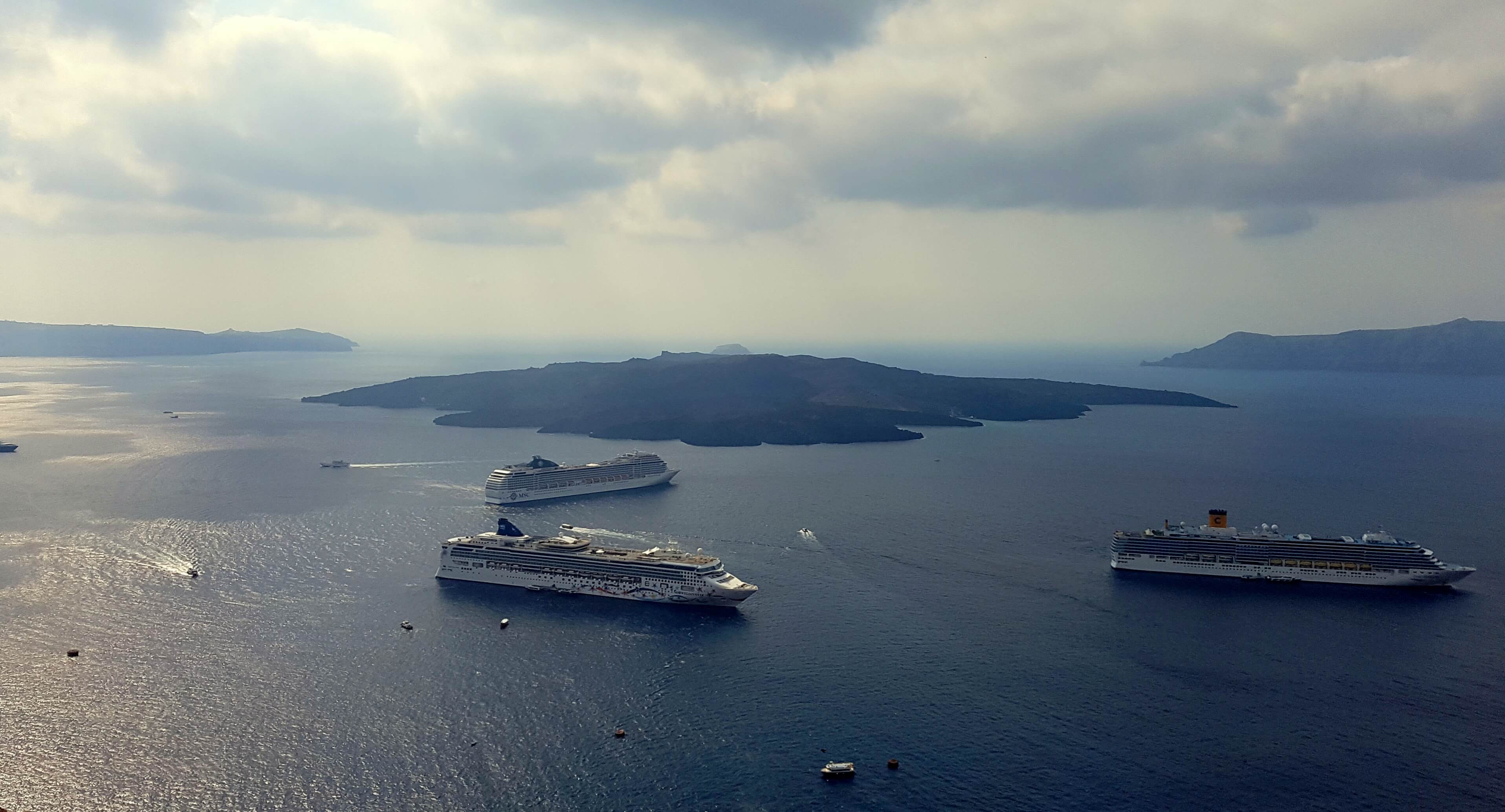 Kreuzfahrtschiffe in Santorini
